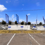 Photo de plusieurs drapeaux de signalétique extérieure